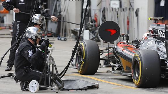 Los mecánicos de McLaren-Honda atienden a Button. 