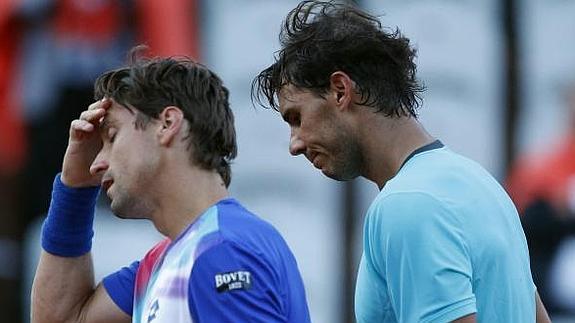 Ferrer (i) y Nadal (d), tras un partido de Roland Garros. 