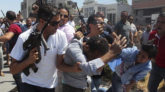 Miembros de las fuerzas de seguridad escoltan a un hombre por las calles de Susa, Túnez.