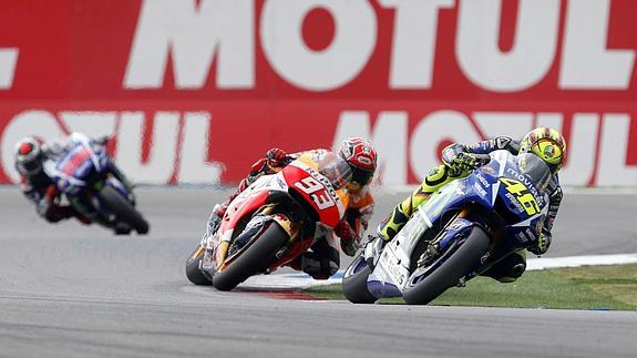 Márquez (i) y Rossi ruedan en Assen. 