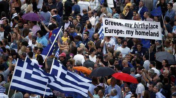Los manifestantes portan banderas griegas y corean lemas a favor de la permanencia en la eurozona.