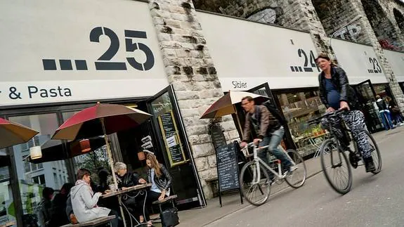 Viaducto de Letten con sus arcadas ocupadas por tiendas, cafés y un mercado. 