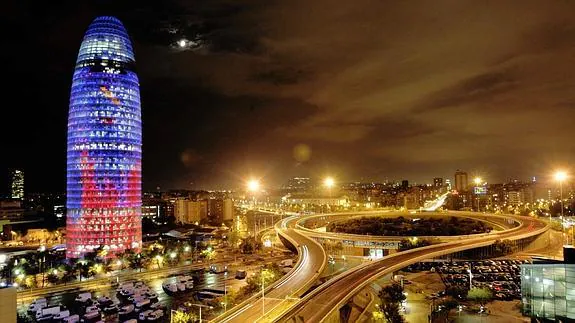 Aspecto nocturno de la Torre Agbar, en Barcelona.