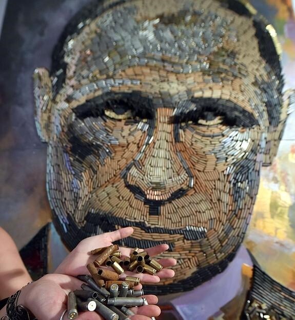 El retrato de Vladimir Putin con 5.000 balas.