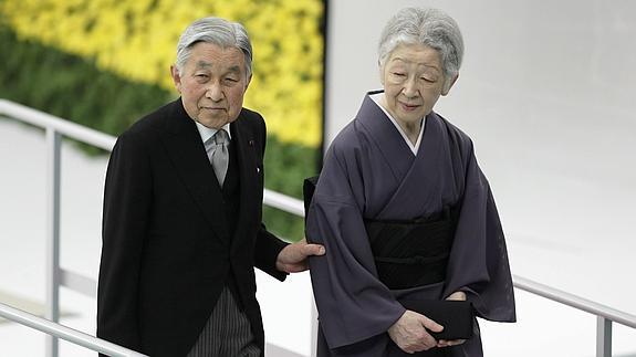 Los emperadores de Japçon, durante la ceremonia. 