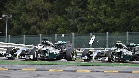 Rosberg (d) persigue a Hamilton. 
