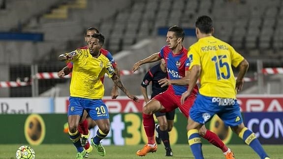 El delantero de Las Palmas Jonathan Viera (i) intenta controlar el balón entre los jugadores del Levante UD.