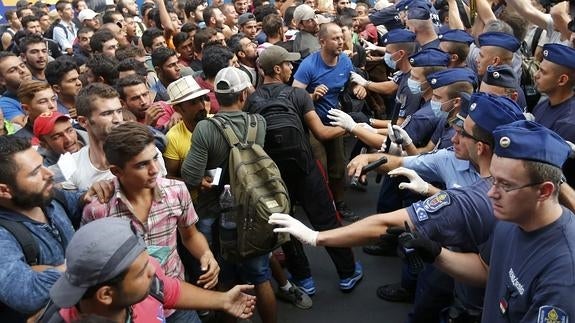 Cientos de inmigrantes se agolpan en la estación de tren. 