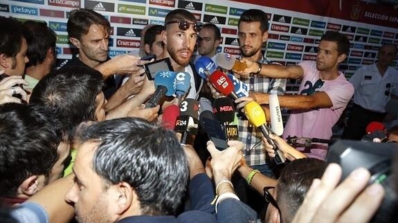 Sergio Ramos atiende a los medios. 