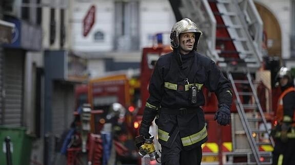 Más de un centenar de bomberos han intervenido para controlar el incendio. 