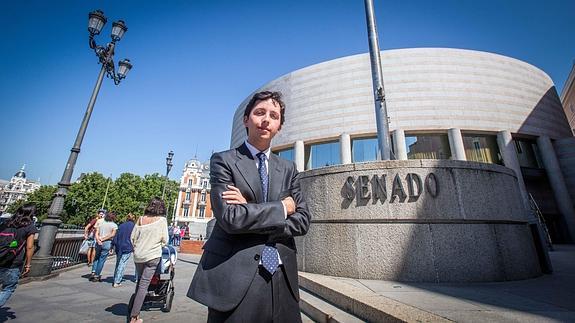 Francisco Nicolás Gómez Iglesias, más conocido como el 'Pequeño Nicolás', frente al edificio del Senado, en Madrid.