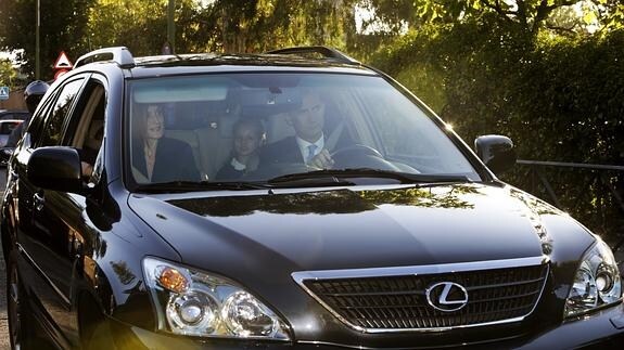 Los Reyes, llegando en su coche al colegio con sus hijas. 