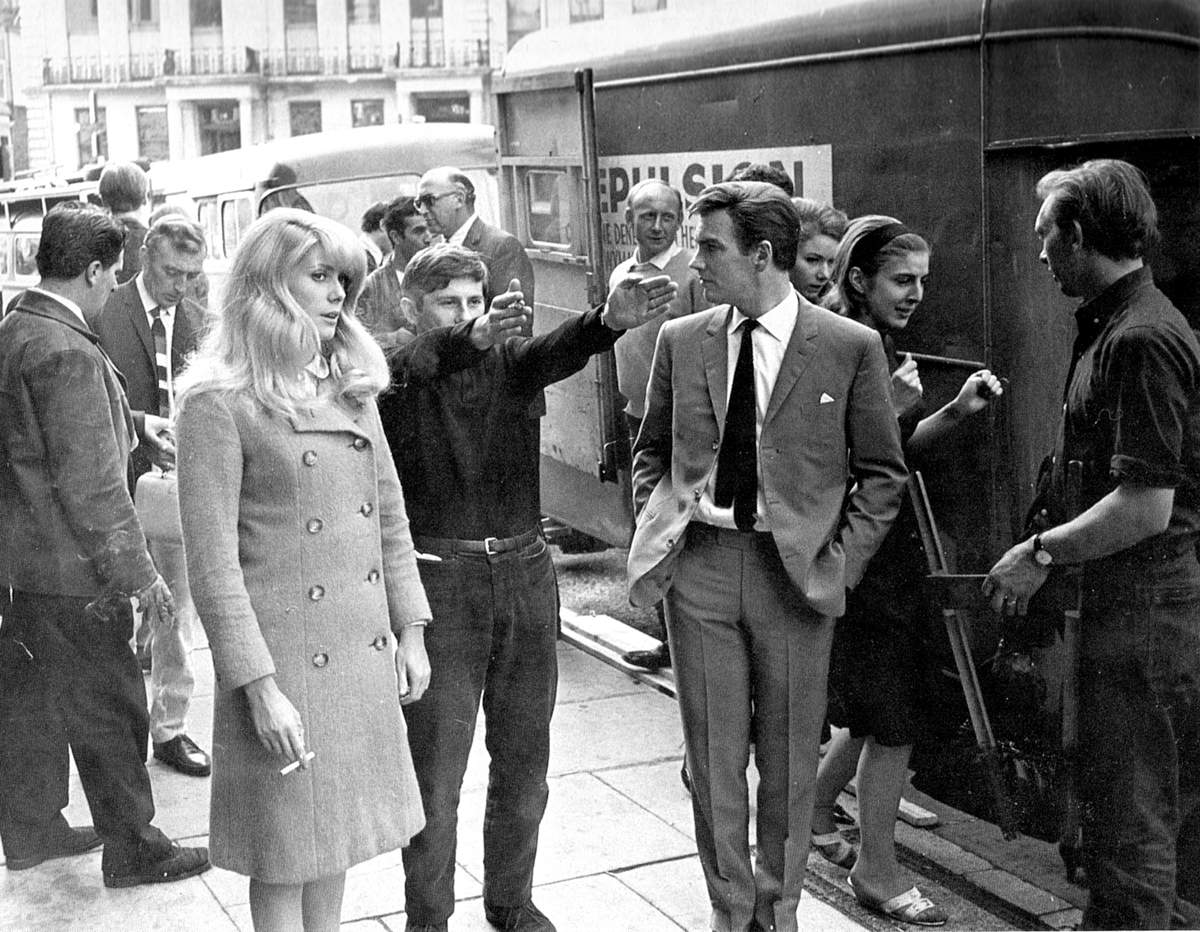 El cineasta polaco, junto a Catherine Deneuve, en pleno rodaje en las calles de Londres. 