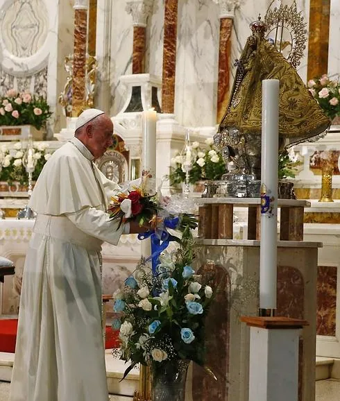 El Papa realiza una ofrenda floral frente a la estatua de la Virgen de la Caridad del Cobre. 