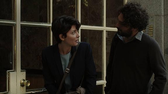 Barbara Lennie y Álvaro Ogalla en una escena de 'El apóstata'.