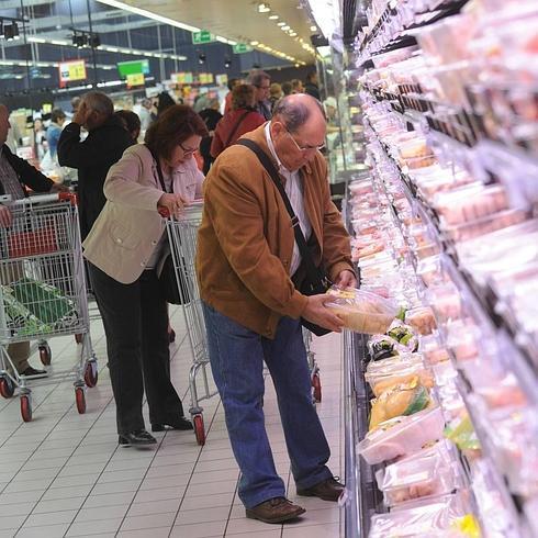 Un hombre realiza la compra en un supermercado.