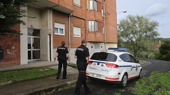 La Ertzaintza encontró muerta ayer en una vivienda de Vizcaya a una mujer de 39 años. 