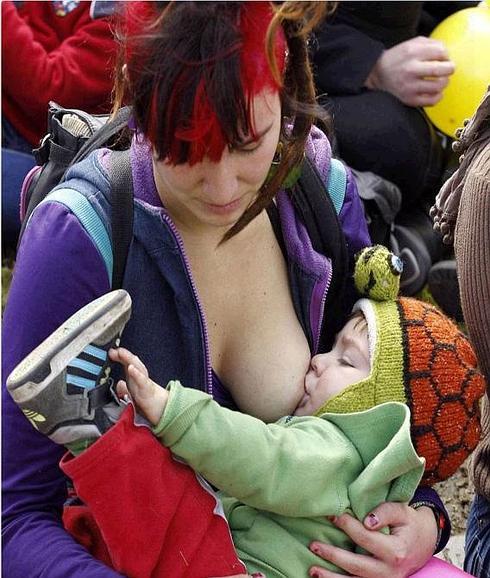 Manifestación de madres que reclaman la conciliación entre el trabajo y la lactancia materna. 
