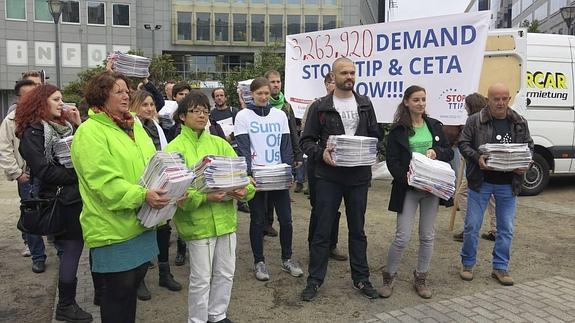 Ciudadanos protestan contra el TTIP frente a una de las sedes de la Comisión Europea en Bruselas.