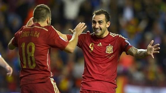 Paco Alcácer (d) celebra uno de sus goles con Jordi Alba (i). 