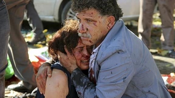 Dos víctimas se abrazan tras el atentado. / Foto: Reuters | Vídeo: Atlas