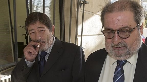 El exdirector de Trabajo de la Junta, Javier Guerrero (i) acude a declarar en Sevilla. 