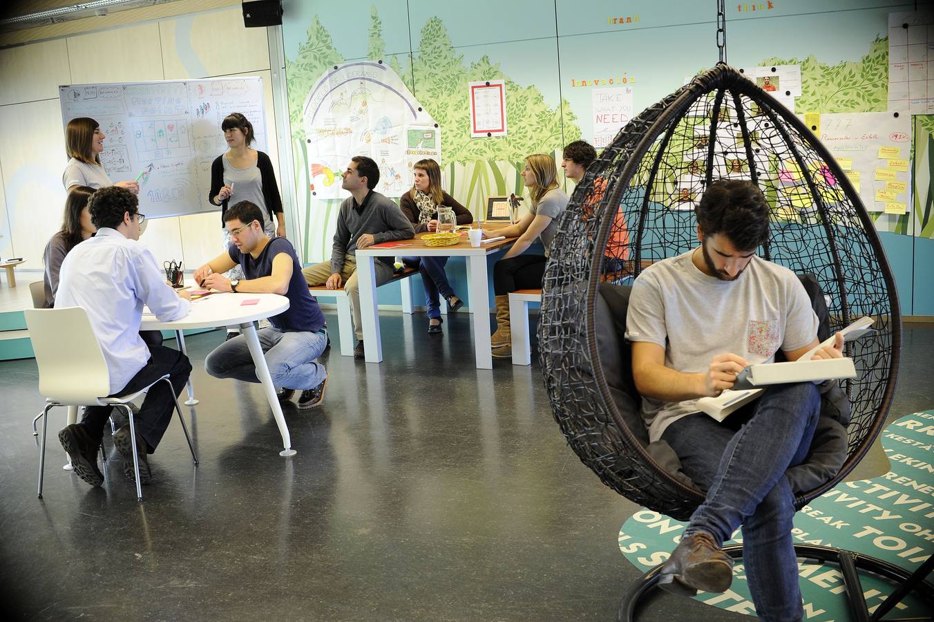 Jóvenes emprendedores comparten espacios e ideas en un vivero de empresas.