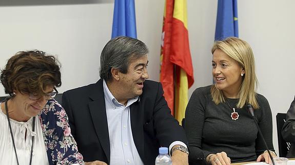 La presidenta de Foro, Cristina Coto (d) y el expresidente del partido, Francisco Alvarez Cascos (c), al inicio de la reunión de la Comisión Directiva del partido.