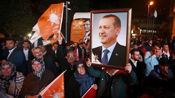 Cientos de turcos celebran en Estambul la victoria de Erdogan.