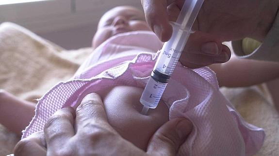 Un bebé es vacunado en un hospital de Madrid. 