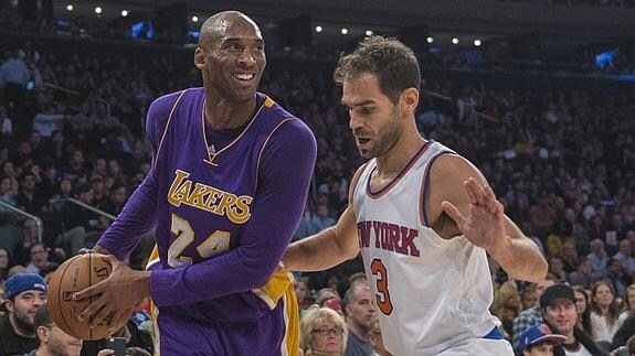 Kobe Bryant y José Manuel Calderón, durante el duelo Lakers - Knicks.