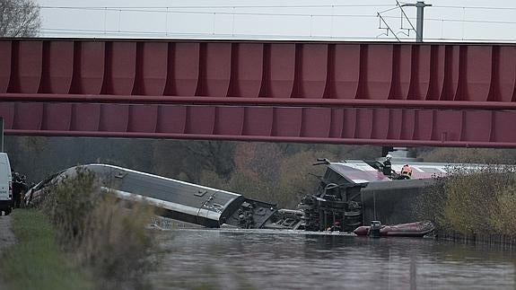 El tren, tras caer al canal. 