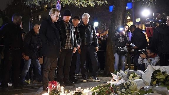 U2 rinde homenaje a las víctimas de los atentados. 