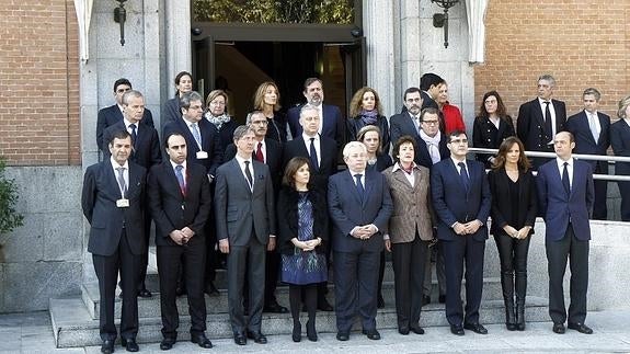 Sáenz de Santamaría (c.), durante el minuto de silencio en La Moncloa. 