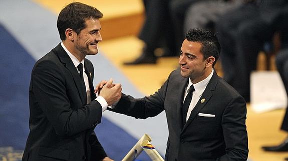 Iker Casillas y Xavi Hernández. 