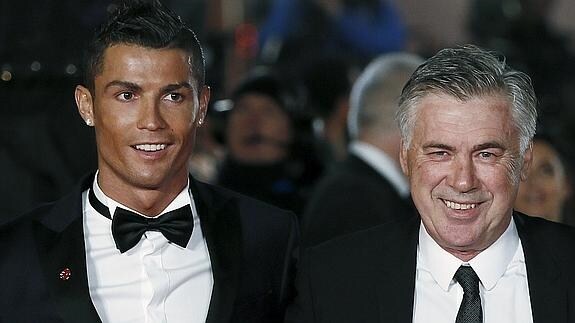 Cristiano Ronaldo (i) y Ancelotti, en una gala. 