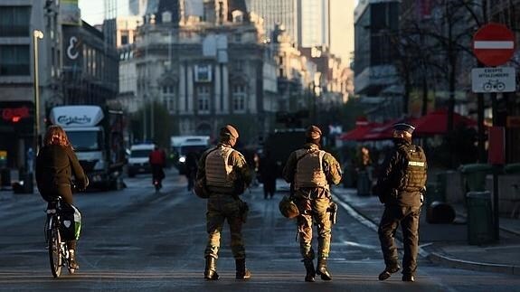 Soldados belgas patrullando por las calles de Bruselas. 