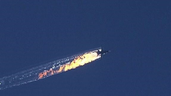 El avión cae tras ser derribado cerca de la frontera entre Siria y Turquía.