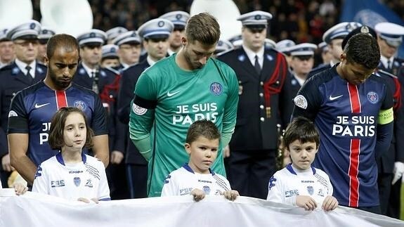 Los jugadores del PSG, en el homenaje antes del partido. 