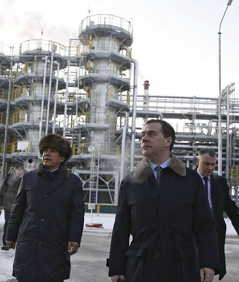 El primer ministro ruso, Dimitri Medvedev, visita una refinería.