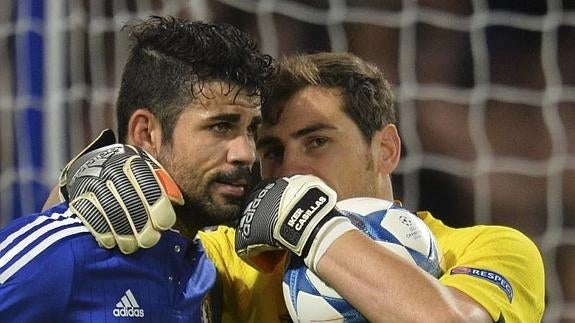 Casillas habla con Diego Costa durante el Chelsea-Oporto. 