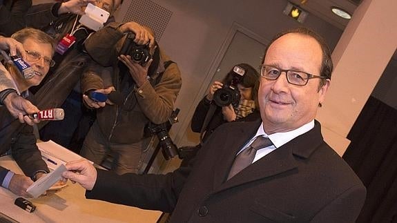 François Hollande vota en las pasadas elecciones regionales francesas.