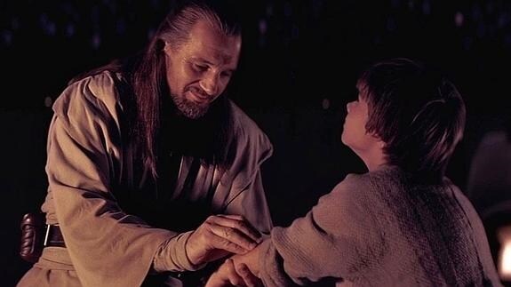 El maestro Qui-Gon Jinn le mide a Anakin Skywalker su nivel de midiclorianos. 