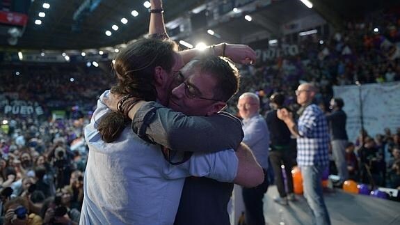 Pablo Iglesias se abraza con Juan Carlos Monedero en el cierre de campaña en Valencia. 