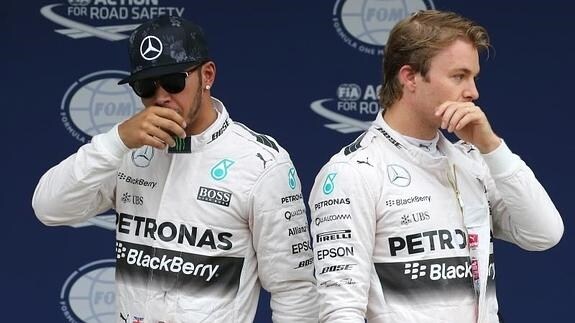 Hamilton (i) y Rosberg, durante un gran premio de la pasada temporada. 