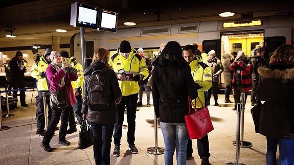 Agentes de seguridad comprueban la identidad de los pasajeros en la estación de tren de Copenhague (Dinamarca).
