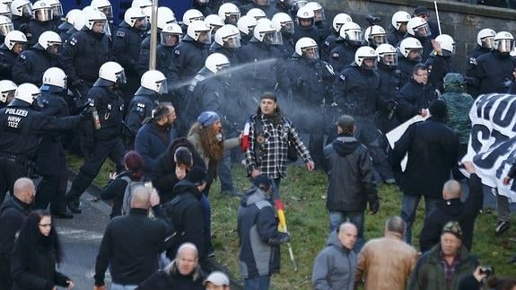 La Policía, dispersando a los manifestantes.