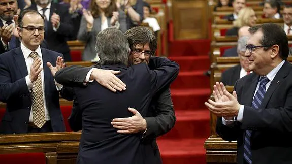 Puigdemont abraza a Mas.