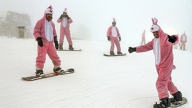 Las pistas de esquí se llenan de esquiadores disfrazados durante Carnaval
