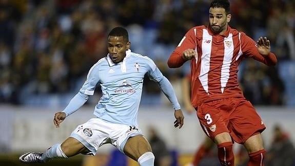 Beauvue (i) lucha por un balón con Rami (d). 